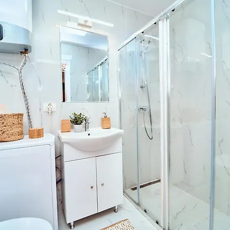 Exotic Jungle-inspired Oasis Apartman